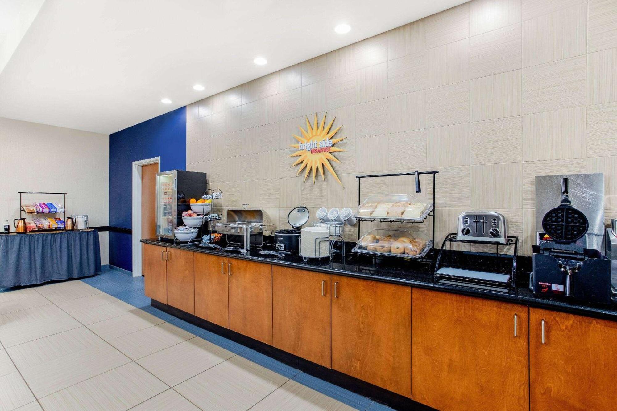 La Quinta By Wyndham Indianapolis Airport Plainfield Hotel Bagian luar foto