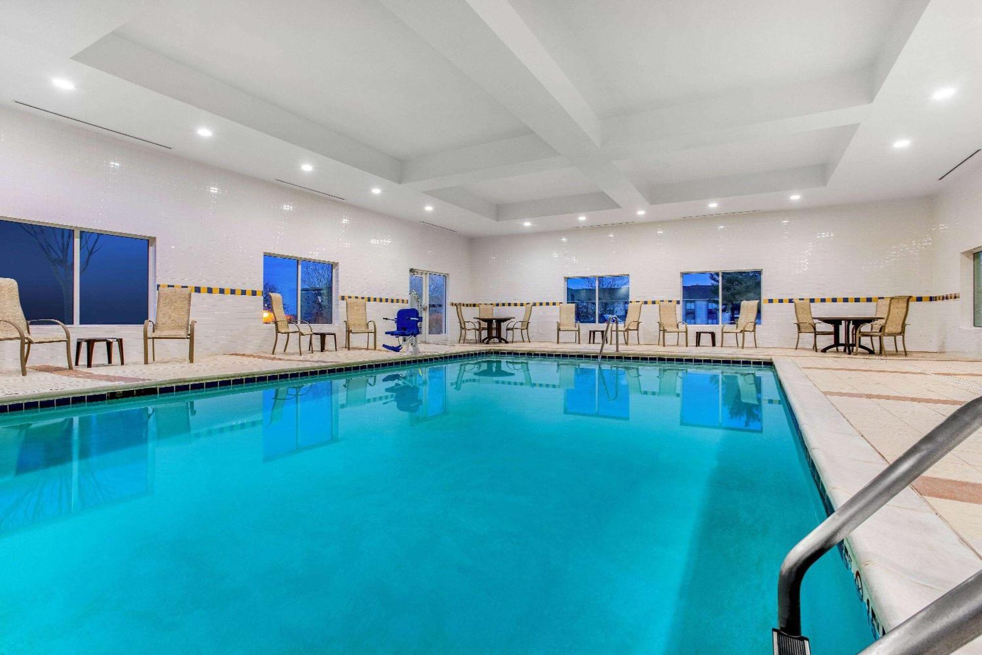 La Quinta By Wyndham Indianapolis Airport Plainfield Hotel Bagian luar foto